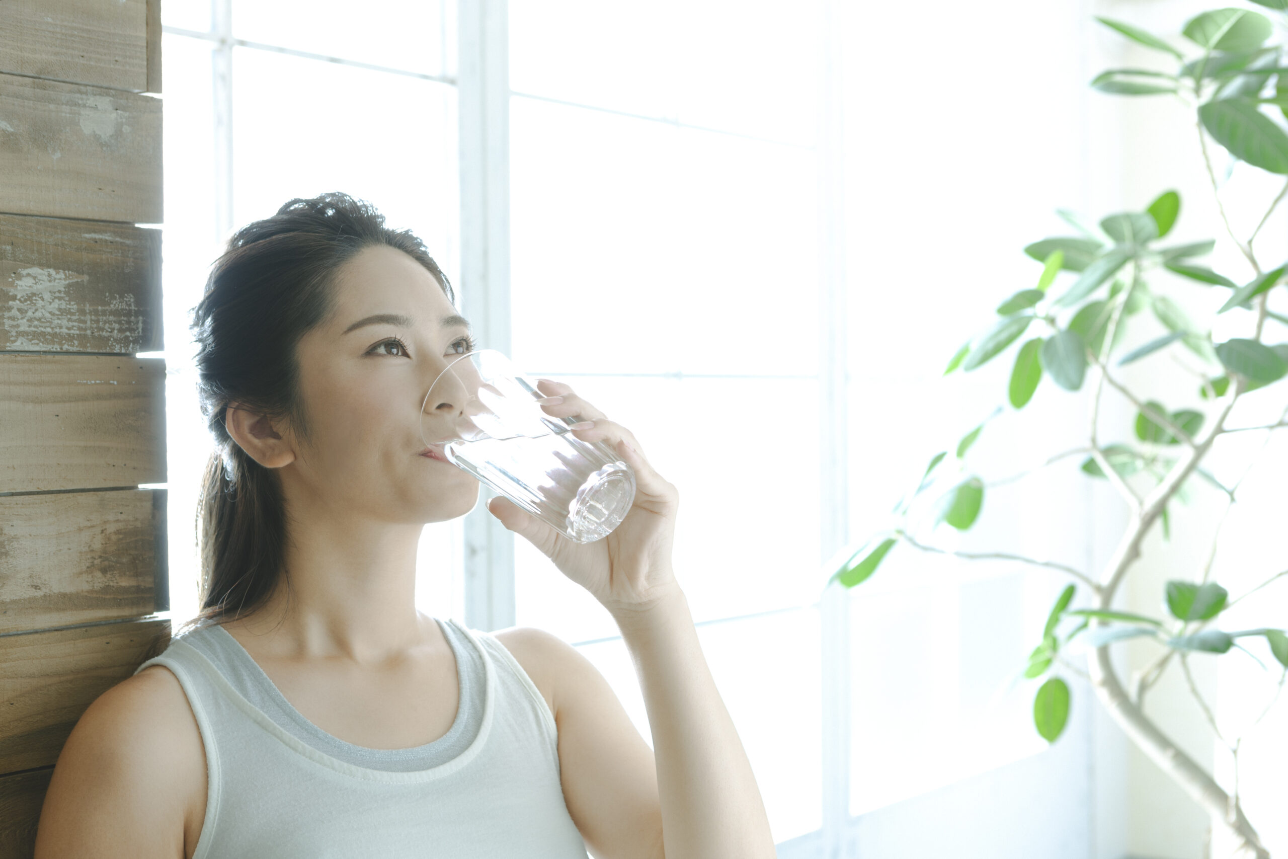水を飲むとどんな健康効果がある？一日に必要な摂取量も解説